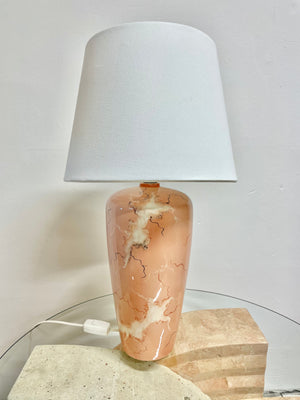 Bordslampa med rosa, marmorerad fot.